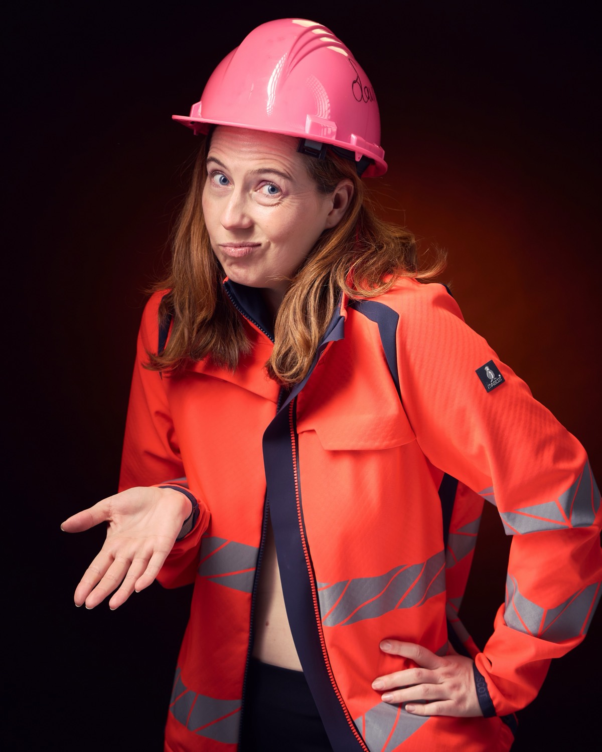 Laura Dorman in Warnweste und Schutzhelm – bereit für den PSA-Parcours
